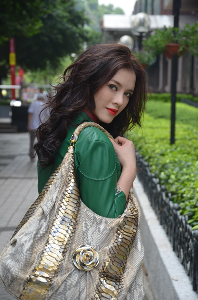Thay[-]vì[-]cách[-]ăn[-]mặc[-]cầu[-]kỳ[-]mỗi[-]khi[-]xuất[-]hiện[-]tại[-]các[-]sự[-]kiện,[-]Lý[-]Nhã[-]Kỳ[-]chọn[-]trang[-]phục[-]đơn[-]giản,[-]khỏe[-]khoắn[-]tiện[-]cho[-]việc[-]tản[-]bộ.